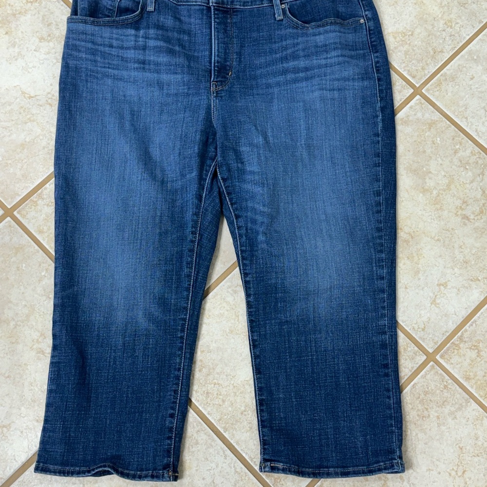 Levi’s Women’s Capri Pants Size 18W